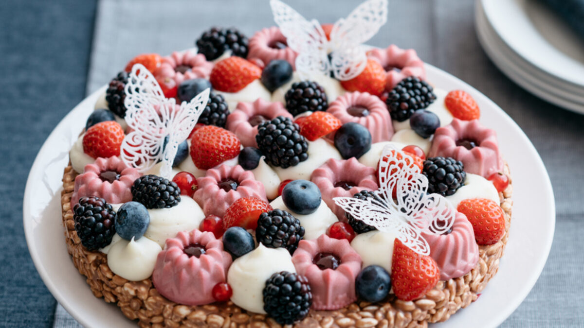 Crostata moderna di riso soffiato, cioccolato e frutti di bosco