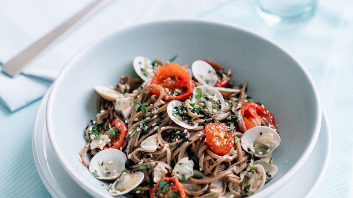 Noodles al tè verde con vongole e pomodorini confit