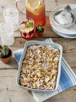 Torta di pesche e amaretti con panna alla lavanda