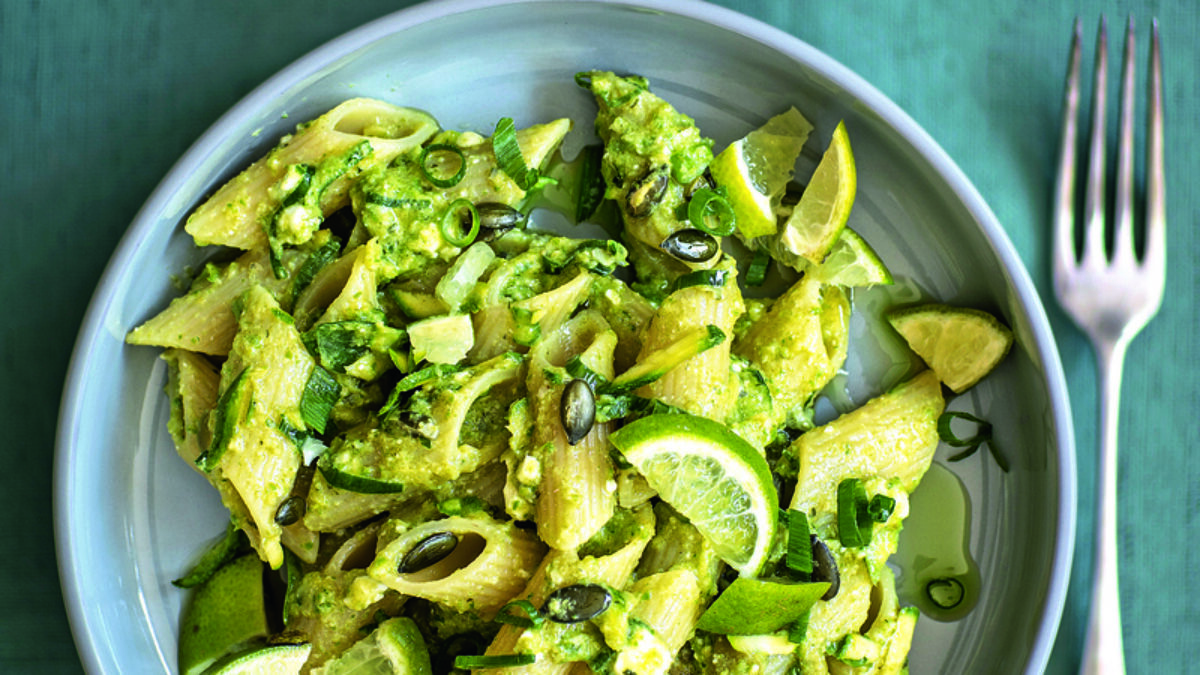 Pennoni con il pesto di zucchine crude, olive e feta