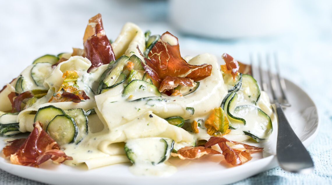 Stracci con zucchine novelle, culatello e fiori