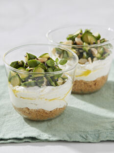 Cheesecake all'olio con olive, zucchinette e mandorle