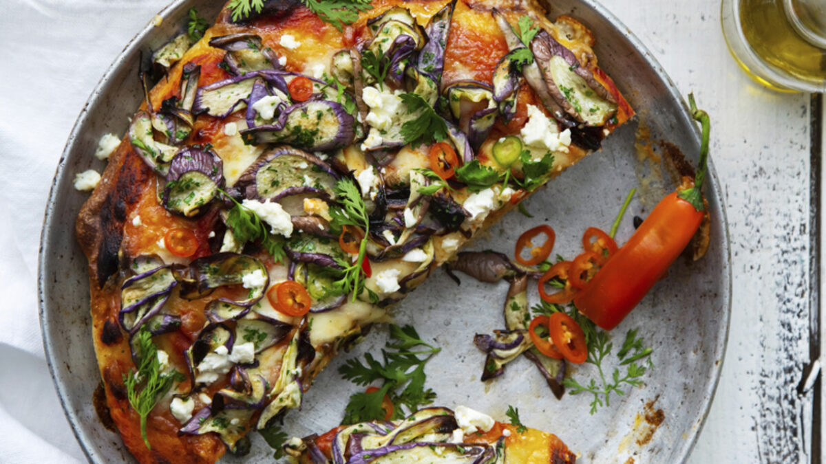 Pizza con insalata di melanzane e feta