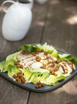 Pollo alla piastra con crema di avocado e ceci