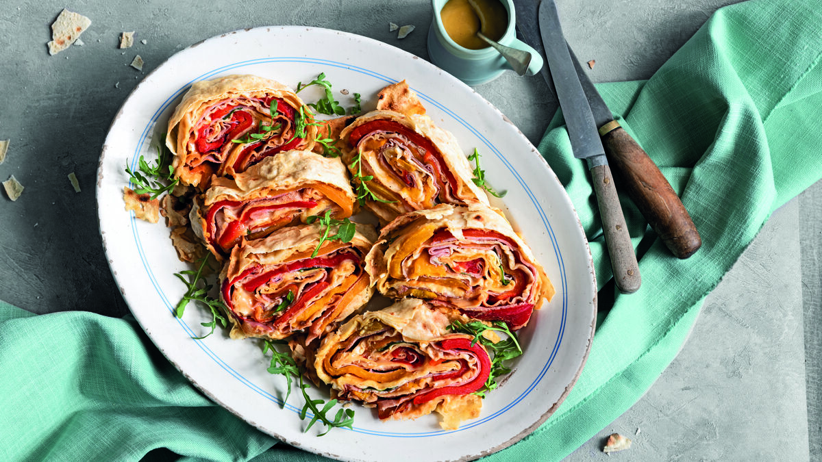 Rotolo di pane carasau con peperoni e prosciutto
