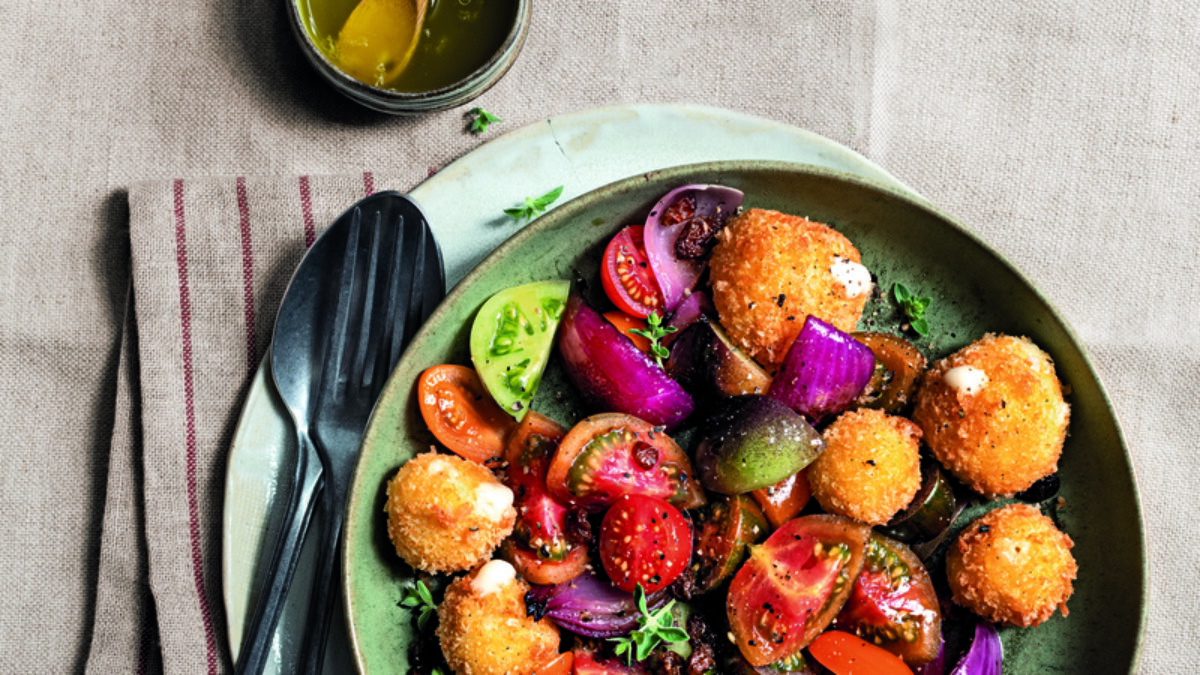 Insalata con cipolle agrodolci e mozzarelline fritte