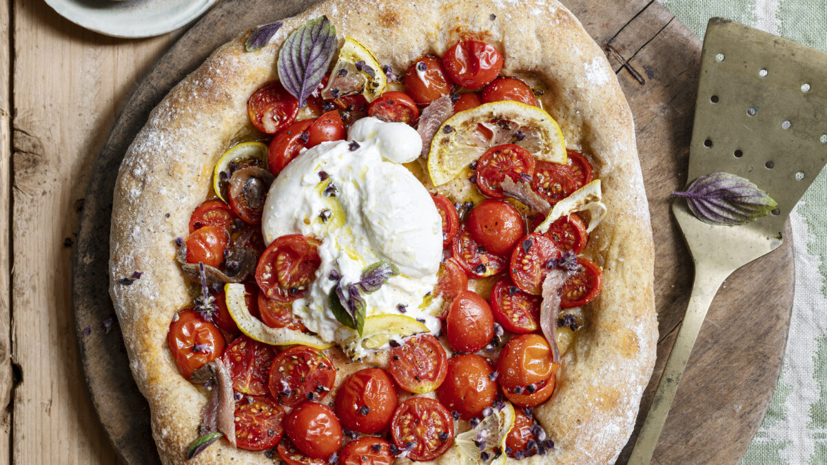 Pizza integrale con acciughe, limoni e burrata
