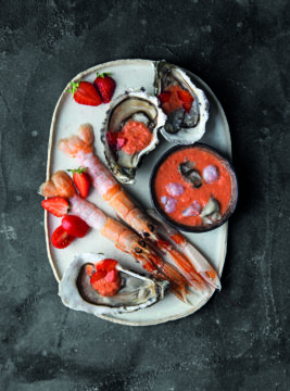 Ostriche con scampi e zuppetta alle fragole