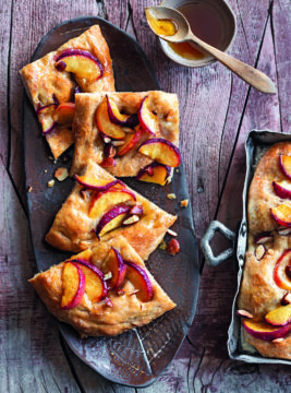 Focaccia integrale al miele con pesche e mandorle