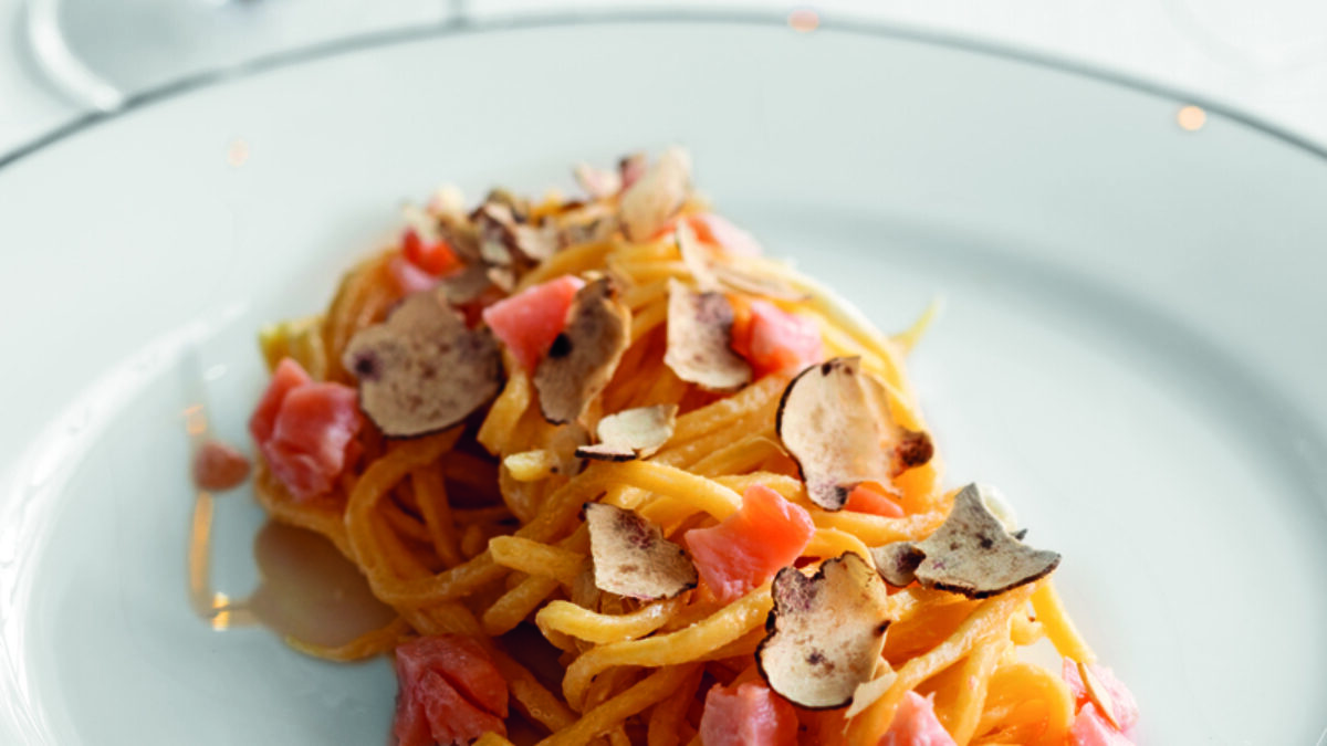 Tagliolini all’uovo, cuore di filetto di salmone affumicato e lamelle di tartufo bianco
