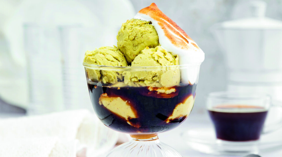 affogato meringato al caffè con gelato al pistacchio e cardamomo