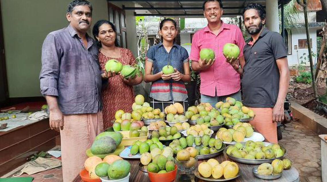 Alcuni degli amici che aiutano Machathi a raccogliere e documentare le varietà di mango