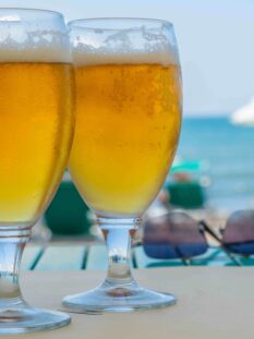 Birra ghiacciata in spiaggia