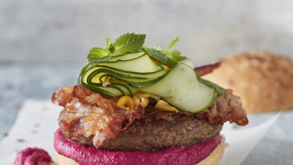 Burger con maionese alla barbabietola e bacon croccante