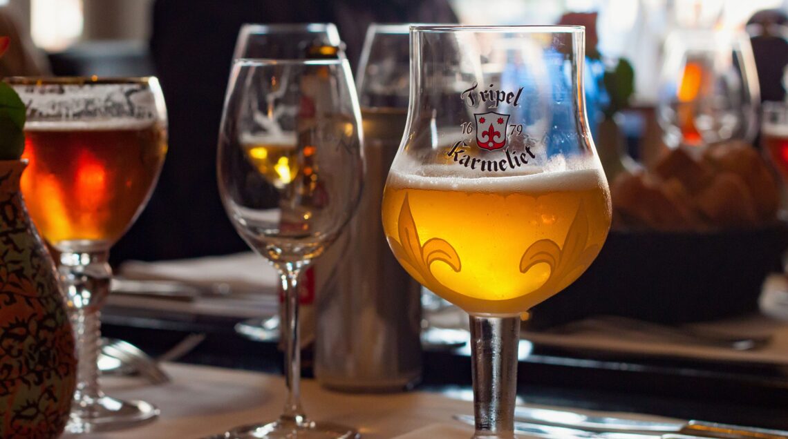 Originale bicchiere di Tripel Karmeliet, birra belga Golden ad alto tenore alcolico
