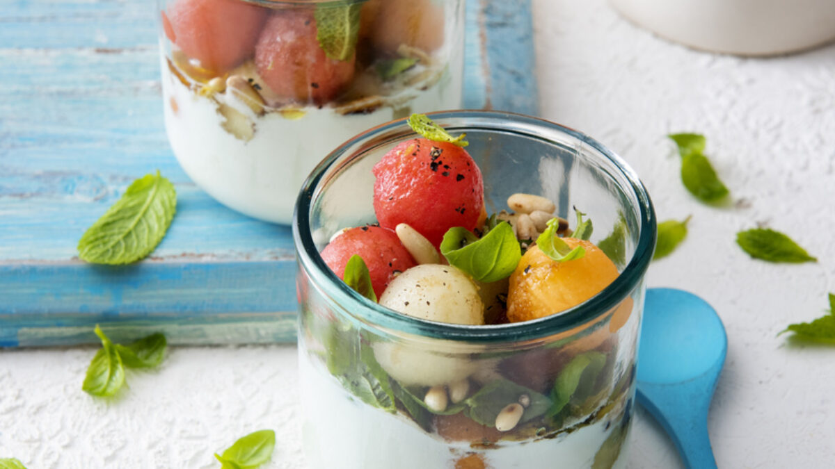 Bicchierini di stracciatella con anguria, melone e pinoli