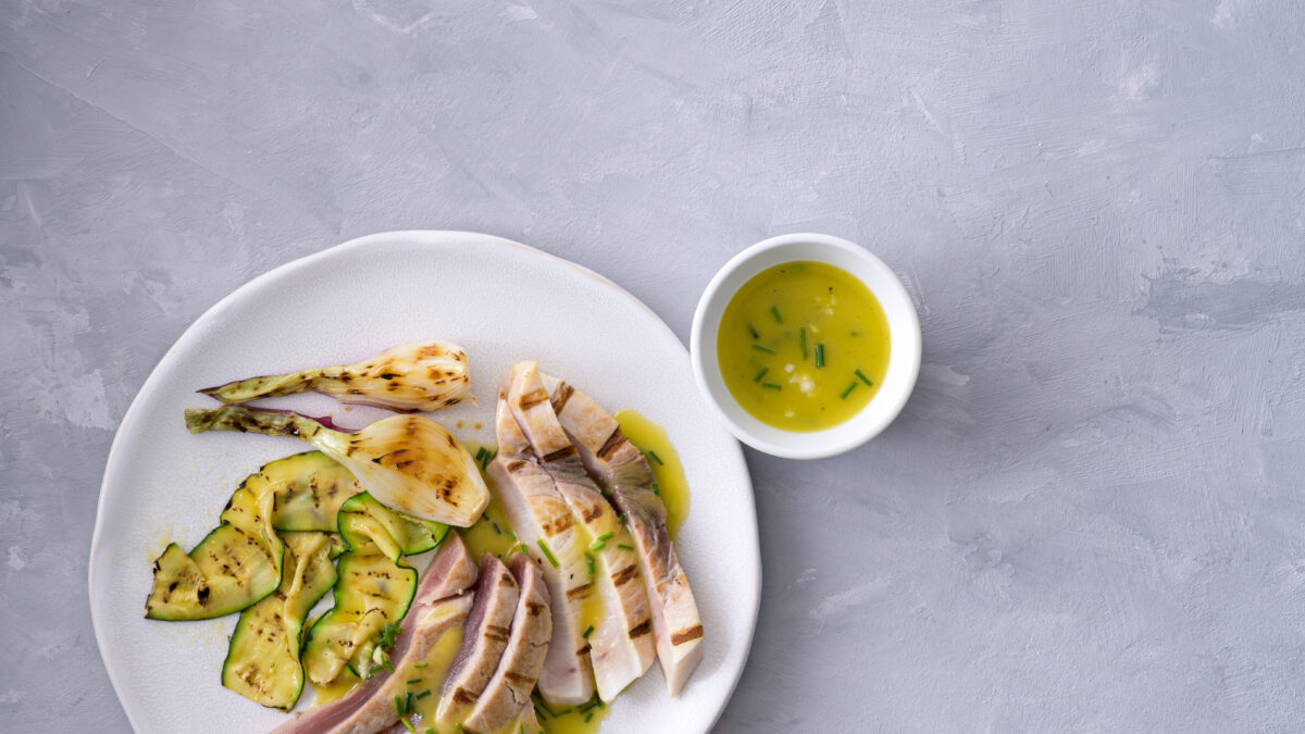 Grigliata tiepida di verdure e pesce
