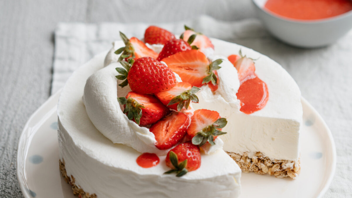 Torta gelato con granola e coulis di fragole