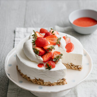 Torta gelato con granola e coulis di fragole