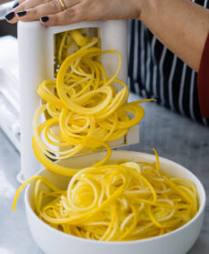 spaghetti di zucchine al pesto