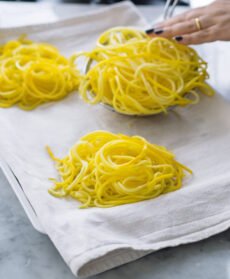 spaghetti di zucchine al pesto