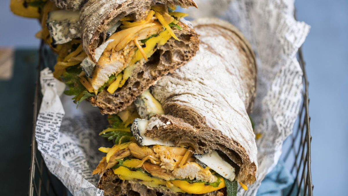Ciabatta con pollo e zucchine gialle grigliate