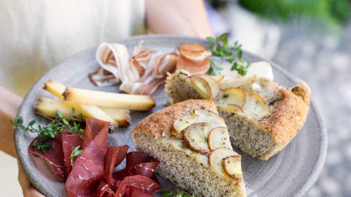 Focaccia al grano saraceno con patate e salvia
