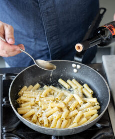 Rigatoni cacio, pepe e aceto d'uva