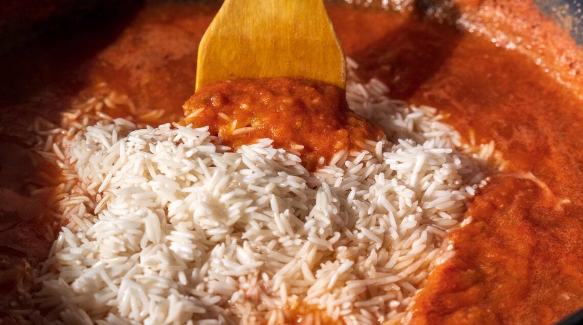 Riso Jollof - piatto tradizionale nigeriano di riso, pomodori e spezie.