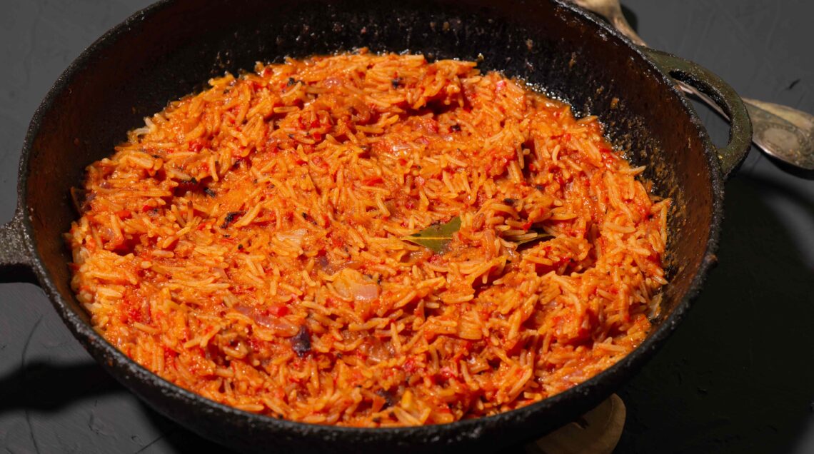 Riso Jollof - piatto tradizionale nigeriano di riso, pomodori e spezie.