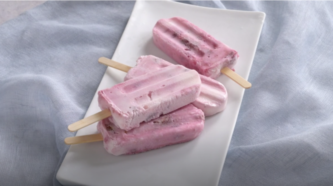 Ghiaccioli di yogurt greco, lamponi e fragole di bosco