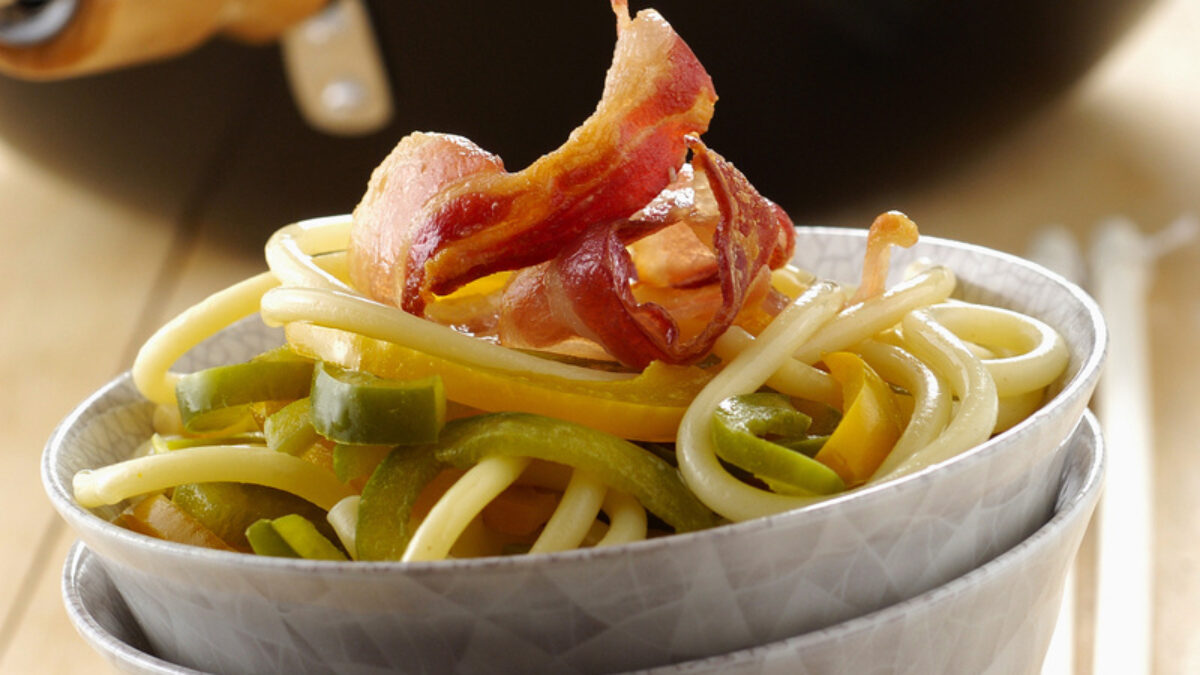 Spaghetti ai peperoni e pancetta affumicata