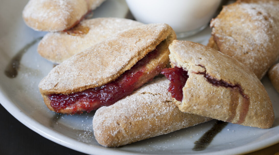 Biscotti farciti ai frutti di bosco