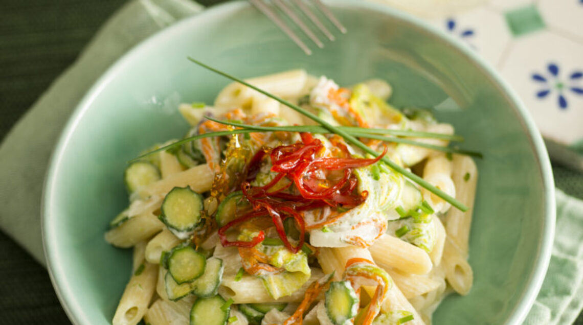 Pennette con zucchine, fiori e mousse di burrata