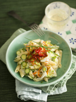 Pennette con zucchine, fiori e mousse di burrata