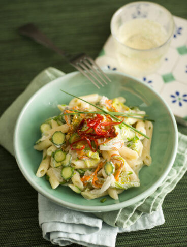 Pennette con zucchine, fiori e mousse di burrata