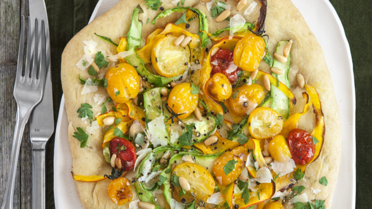 Focaccia croccante con zucca zucchine pomodorini e pinoli