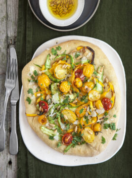 Focaccia croccante con zucca, zucchine, pomodorini e pinoli