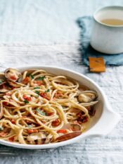Spaghetti alla carbonara di vongole con salame piccante e pomodori secchi