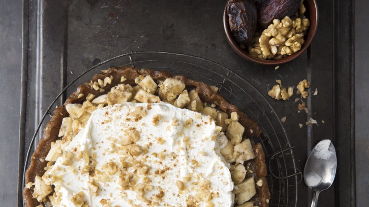 Torta di banane caramellate con noci e datteri