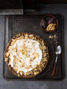 Torta di banane caramellate con noci e datteri