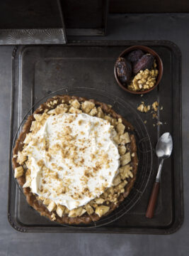 Torta di banane caramellate con noci e datteri