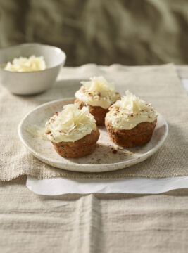 Cupcakes di noci e zucchine con mousse al grana