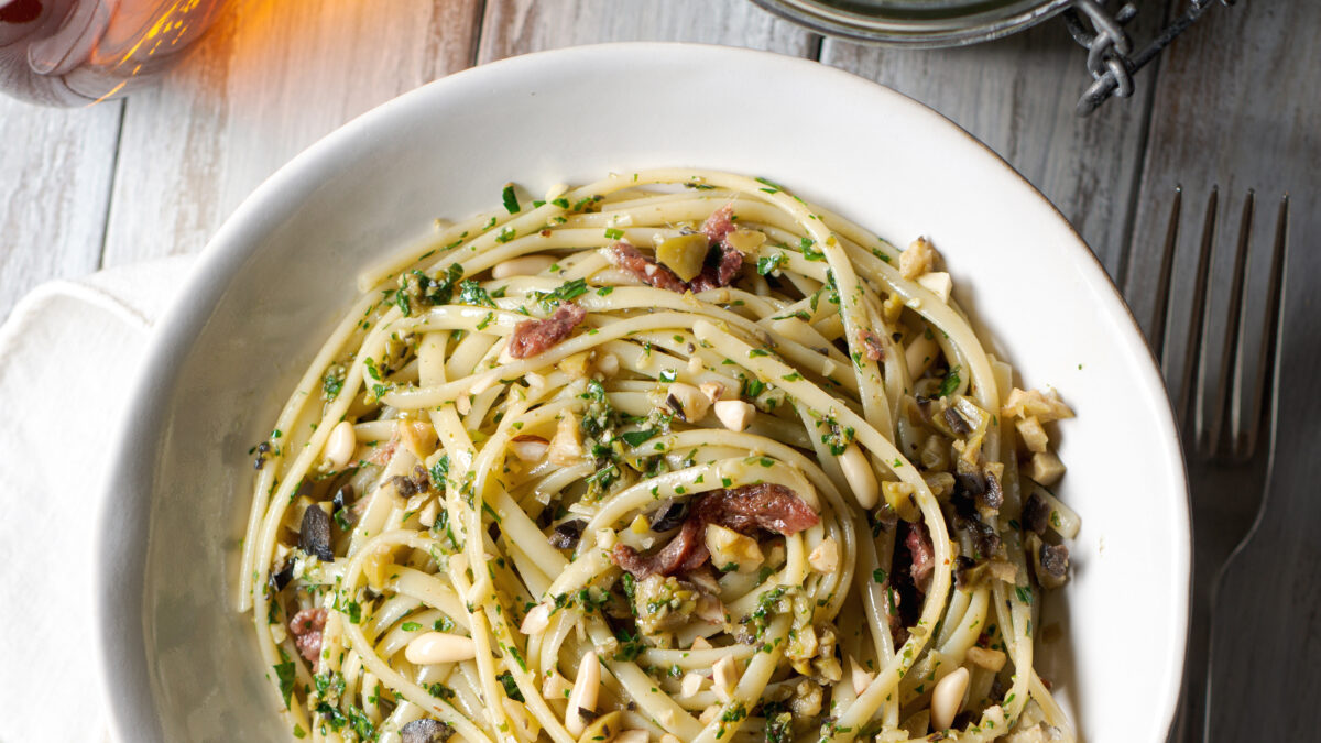 Linguine al pesto alla cetarese