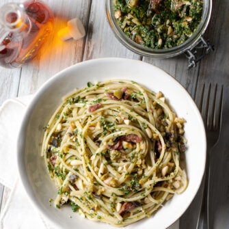 Linguine con pesto alla cetarese
