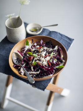 Insalata di pollo e riso nero con olive e radicchio