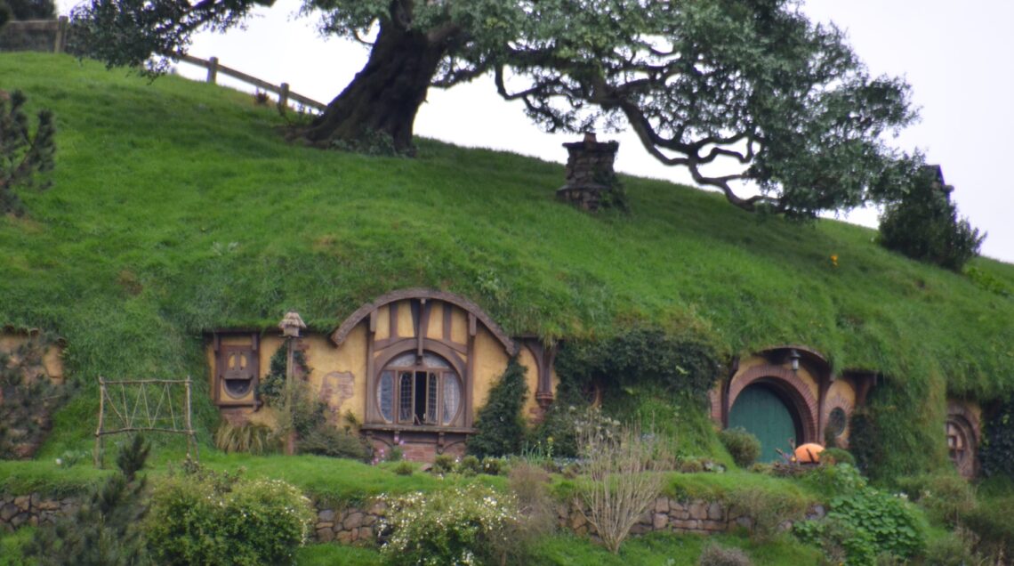 HOBBIT HOUSE Bag_End_Bilbo_Baggins_House
