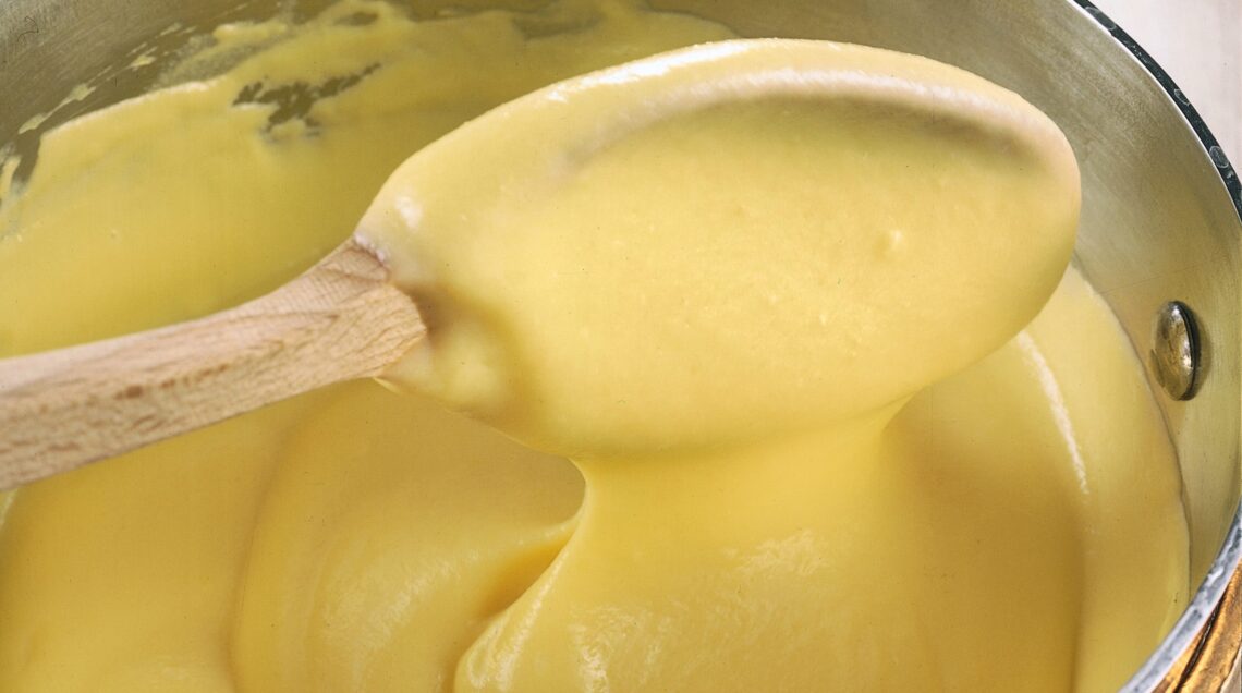 CREMA PASTICCERA ALLA VANIGLIA NELLA PENTOLA, CON UN CUCCHIAIO