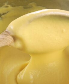 CREMA PASTICCERA ALLA VANIGLIA NELLA PENTOLA, CON UN CUCCHIAIO