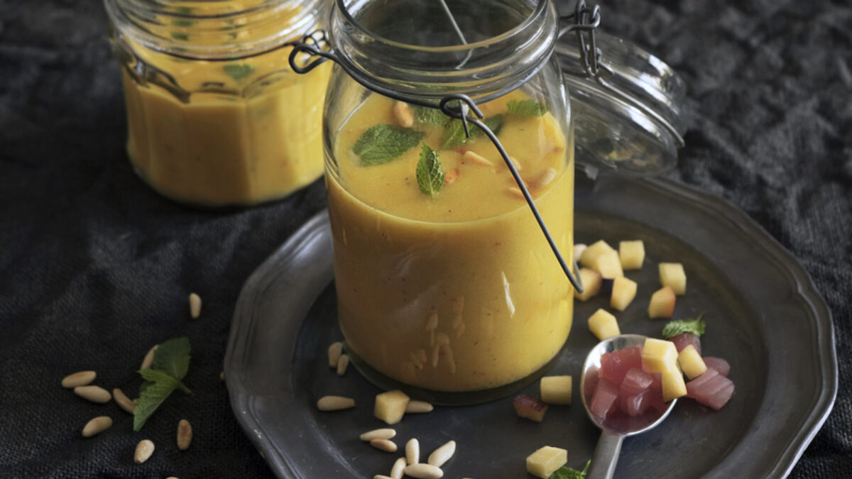 Gazpacho di pesche con tonno e pinoli